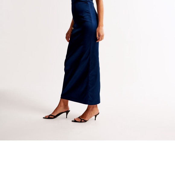 New with tags!
Abercrombie and Fitch Strapless Satin Sculpt Maxi Dress - Picture 3 of 3